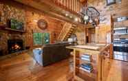 Lobi 7 Hilltop Hideaway - Endearing Mountain Cabin With Hot tub Foosball pet Friendly