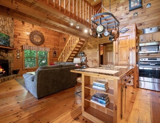 ล็อบบี้ 2 Hilltop Hideaway - Endearing Mountain Cabin With Hot tub Foosball pet Friendly