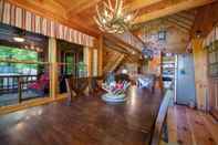 Lobi Hilltop Hideaway - Endearing Mountain Cabin With Hot tub Foosball pet Friendly