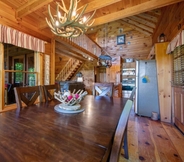 Lobby 3 Hilltop Hideaway - Endearing Mountain Cabin With Hot tub Foosball pet Friendly