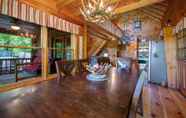 Lobby 3 Hilltop Hideaway - Endearing Mountain Cabin With Hot tub Foosball pet Friendly