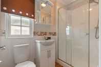 In-room Bathroom Castaway Lodge - Close to Beach Lovely Lodge With Veranda