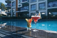 Hồ bơi Juglans Suites