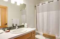 In-room Bathroom Front Street Suites