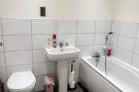 Toilet Kamar Charming 1-bed Apartment in Bradford City Holiday