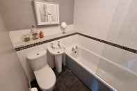 In-room Bathroom 360 Serviced Accommodations - Swan Path Retreat - 2 Bedroom Apartment
