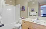 In-room Bathroom 4 SPACIOUS 3-Br Luxury Condo | HEATED Pool + 3 Hot Tubs | Pool Table | Hm Theatre