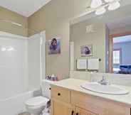 In-room Bathroom 4 SPACIOUS 3-Br Luxury Condo | HEATED Pool + 3 Hot Tubs | Pool Table | Hm Theatre