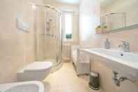 In-room Bathroom Porta Maggiore Deluxe Center City Rooms