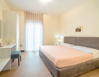 Kamar Tidur 2 Porta Maggiore Deluxe Center City Rooms