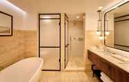 In-room Bathroom 4 Tower at The Boca Raton