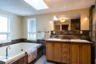 Phòng tắm bên trong LUXURIOUS 5,500 sqft Home: 5 Br/5 Ba | PRIVATE Pool & Hot Tub | STEPS to Beach