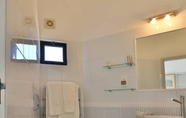 In-room Bathroom 7 T001 Villa Sunshine Oceano