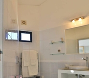 In-room Bathroom 7 T001 Villa Sunshine Oceano