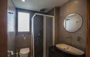 In-room Bathroom 3 Villa Skyla AQ Sv13