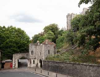 Exterior 2 Windsor Castle Apartments