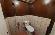 Toilet Kamar 5 Mbok Niem Cafe and Cottage