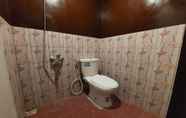 Toilet Kamar 6 Mbok Niem Cafe and Cottage