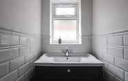 In-room Bathroom 3 Spacious 4 Bed House in Birmingham, Suitable for Contractors