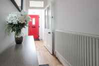 Lobby Spacious 4 Bed House in Birmingham, Suitable for Contractors