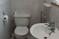 Toilet Kamar Holly Lodge