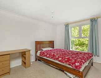 Bedroom 2 Charming 2 Bedroom Home in South London With Garden