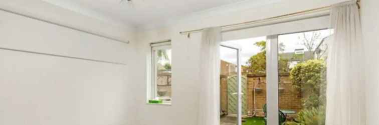 ห้องนอน Charming 2 Bedroom Home in South London With Garden