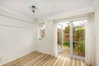 ห้องนอน Charming 2 Bedroom Home in South London With Garden