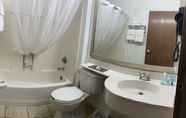 Toilet Kamar 3 Bayou Inn & Suites