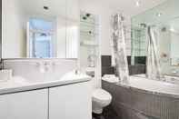 Toilet Kamar Bright and Stylish Apartment in Trendy Islington by Underthedoormat