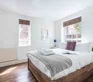 Kamar Tidur 2 Bright and Stylish Apartment in Trendy Islington by Underthedoormat