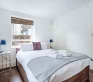 Kamar Tidur 3 Bright and Stylish Apartment in Trendy Islington by Underthedoormat