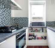 Kamar Tidur 6 Bright and Stylish Apartment in Trendy Islington by Underthedoormat