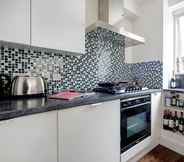 Kamar Tidur 5 Bright and Stylish Apartment in Trendy Islington by Underthedoormat