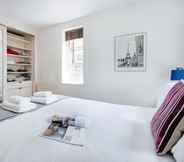 Kamar Tidur 4 Bright and Stylish Apartment in Trendy Islington by Underthedoormat