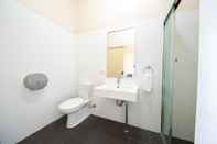 Toilet Kamar The Royal Hotel Armidale