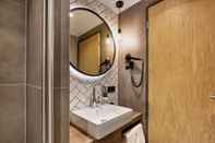 In-room Bathroom H2 Hotel Mainz