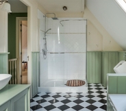 In-room Bathroom 5 Beautiful English Villa With Hottub