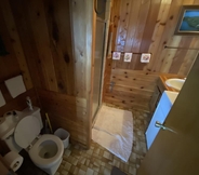 Toilet Kamar 3 Two Bear Lodge on Lost Land Lake