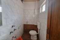 Phòng tắm bên trong Hotel Shivani Palace