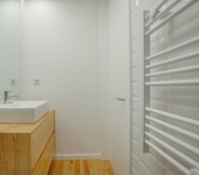 In-room Bathroom 7 Courtyard Oporto Design Apartment E
