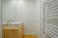 In-room Bathroom Courtyard Oporto Design Apartment E