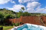 Entertainment Facility Haldon View - Characterful Cottage Boasts Stunning Countryside Views and hot tub