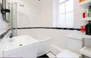 In-room Bathroom 3 Stylish Apartment in the Heart of Shoreditch