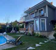 Swimming Pool 2 Gorgeous Villa With Private Pool in the Heart of Nature in Izmit Kocaeli