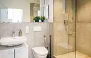 In-room Bathroom 3 Brunnen Apartments