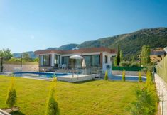 Kolam Renang 5 Outstanding Villa With Private Pool and Jacuzzi in Kas Antalya