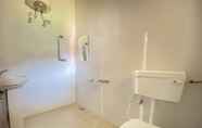 In-room Bathroom 5 The Mountridge Resort Aharbal