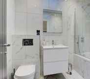 In-room Bathroom 6 Charming 2-bed Apartment in London