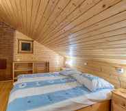 Bedroom 4 Chalet Snowflake IV 20m From Ski Trail